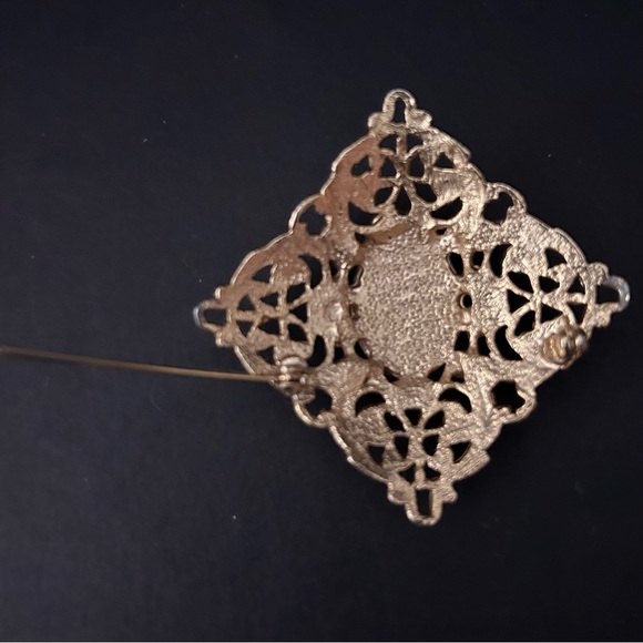 Vintage GOLDTONE INTRICATE DESIGN green RHINESTONE BROOCH - Picture 4 of 4